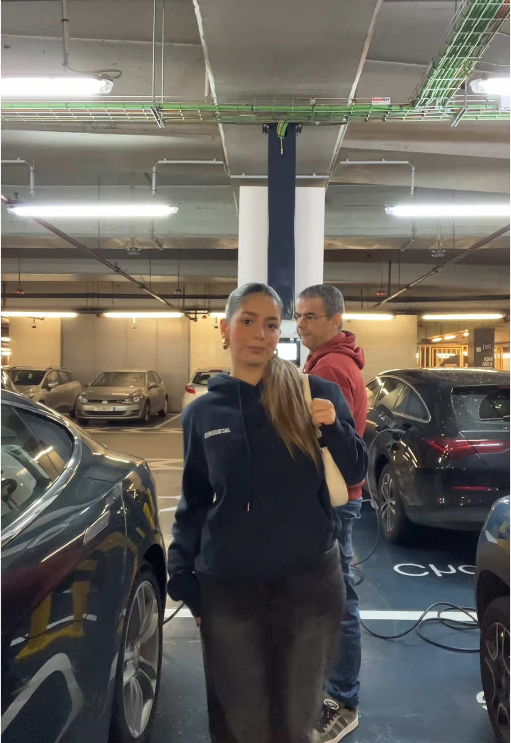 o meu pai só queria pôr o carro a carregar 🤓