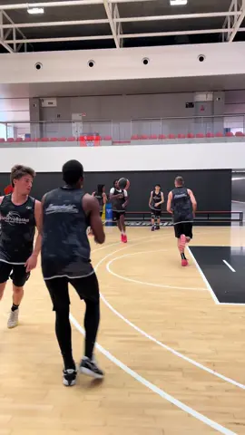 Passes 🔁 #basketballpractice . . #europrobasket #summerleague #summerleaguepreparation  #summerleague2025 #europroexerience #europro #basketballtraining #basketballdrills #basketballplayer #basketballteam #overseasbasketball #basketballoverseas #basketballineurope #europebasketball #basketballtips #basketball #valencia #spain 
