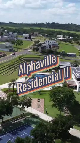 O condomínio Alphaville Residencial 2 se destaca por sua localização privilegiada, situado junto a uma exuberante reserva ambiental e com um projeto de paisagismo encantador. Composto por 426 lotes, que variam de 452m² a 700m², o condomínio oferece uma estrutura completa para seus moradores, incluindo 7 praças temáticas, pistas de caminhada, um clube privativo e segurança 24 horas. Além disso, a presença de segurança armada proporciona tranquilidade e proteção para todos que residem no local.#alphaville #alphavillebrasilia #lazer #familia #natureza 