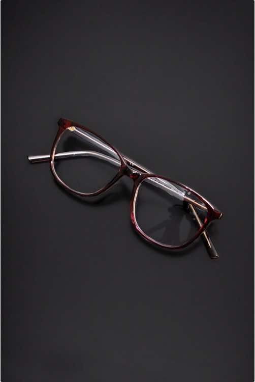 ¿Cómo lavar tus gafas para alargar su vida útil? ✨ 1. Enjuagar con agua (tibia,en lo posible) para eliminar el polvo y las partículas que puedan rayarlas. 2. Lavar con Jabón neutro: Aplica una pequeña gota de jabón líquido (Sin fragancias ni alcohol) en los dedos y frota suavemente las monturas, especialmente donde se acumula grasa. 3. Enjuagar y secar: Aclara bien con agua para eliminar cualquier residuo de jabón y sécalas al aire libre o con un paño de microfibra limpio para evitar rayones.  Comparte este video con quien lo necesite🧡. 
