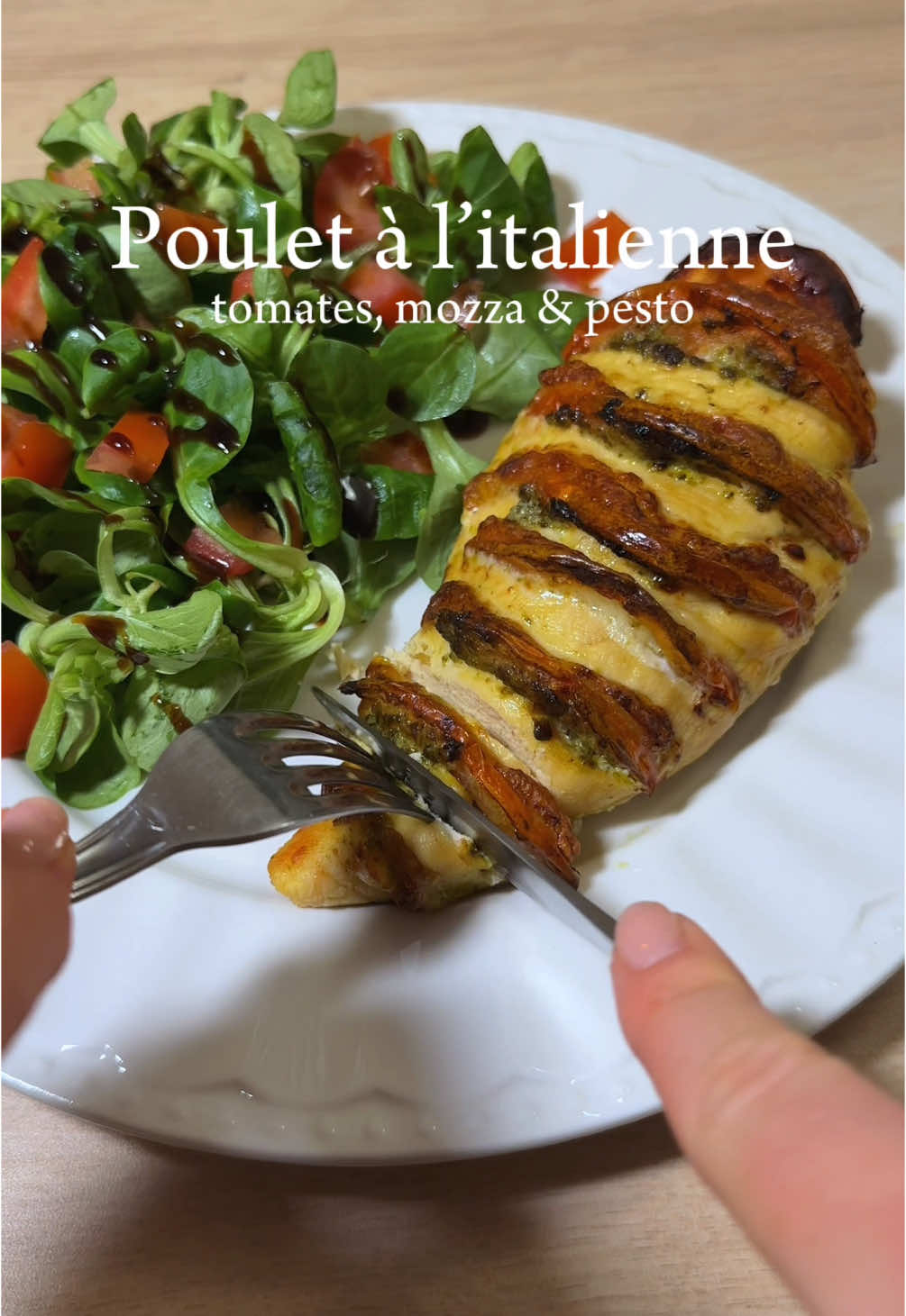 Poulet à l’italienne 🇮🇹 Une recette simple et parfait si vous souhaitez cuisiner du poulet autrement 🤌🏼 Ingrédients (pour 2 personnes) - 2 blancs de poulet - 1 tomate  - 1 mozza  - 1 cuillère à soupe de pesto  Étapes de préparation: 1. À l’aide d’un couteau, faites des entailles dans votre poulet sans aller jusqu’au bout.  2. Dans chaque entailles, mettez du pesto, 1/2 tranche de tomate et 1/2 tranche de mozza  3. Enfourner ensuite au Air Fryer ou dans un four à 180° pendant 25 minutes. Bon appétit 😋  #C#CapCutc#chickenrecipei#italienr#recettefacilee#equilibre