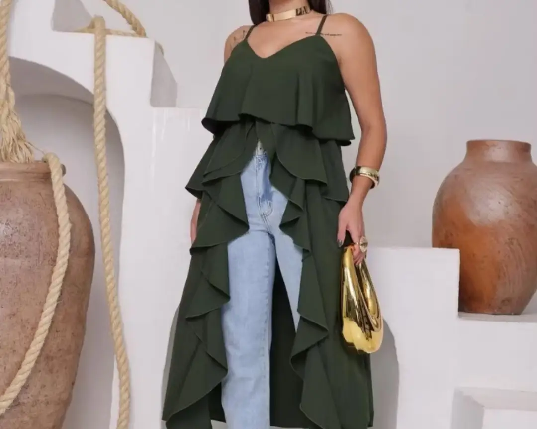 Descrição A bata boho em tecido Duna leve é a escolha perfeita para quem busca conforto e estilo. Com seu design fluido e detalhes delicados franzidos, ela reflete as tendências atuais de moda, unindo elegância e versatilidade. Ideal para diversas ocasiões, essa peça oferece um toque descontraído e sofisticado ao seu visual. 1 BATA BOHO P VESTE 36-38 M VESTE 38-40 G VESTE 40-42