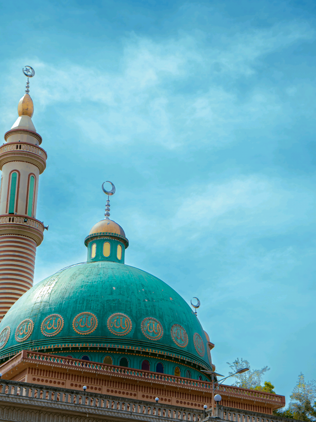 Behold the ever magnificent Inudaran Grand Mosque along Lake Lanao⛰️🕌 Shot on Sony a7iii and DJI Mavic 3 #grandmosque  #lanaodelsur  #lakelanao  #djimavicpro  #sonyphinc  #sonya7iii 