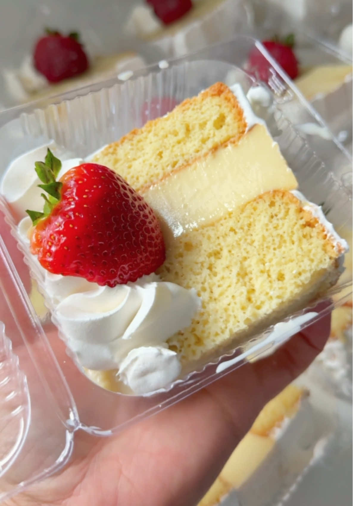 Has probado el Beso de Ángel? Esta versión en porciones individuales es perfecta para vender, regalar o simplemente darte un gusto. Flan suave, bizcochuelo esponjoso, tres leches bien balanceadas y una capa generosa de chantilly… Una combinación celestial que se derrite en la boca. ¿Te gustaría saber cómo la preparo? Déjamelo en los comentarios  #postrescaseros #besodeangel #reposteríacreativa #recetasfaciles #emprenderconpostres