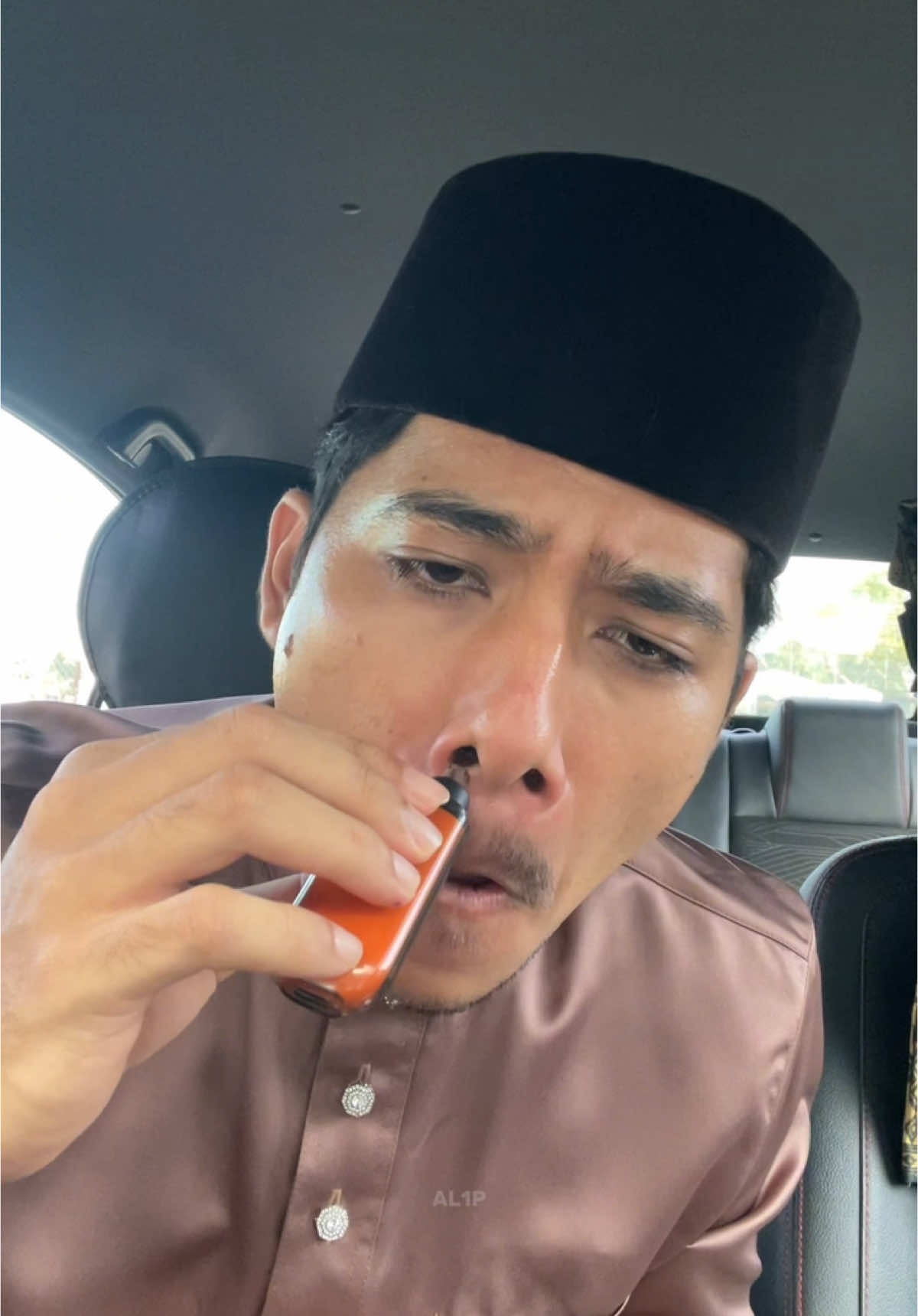 Yang mane ada bulu hidung terkeluar tu pi la trim tu. Kejap je pakai pencukur bulu hidung ni. Hehe jangan gelak #pencukurbuluhidung #mesinbuluhidung #nosehairtrimmer 