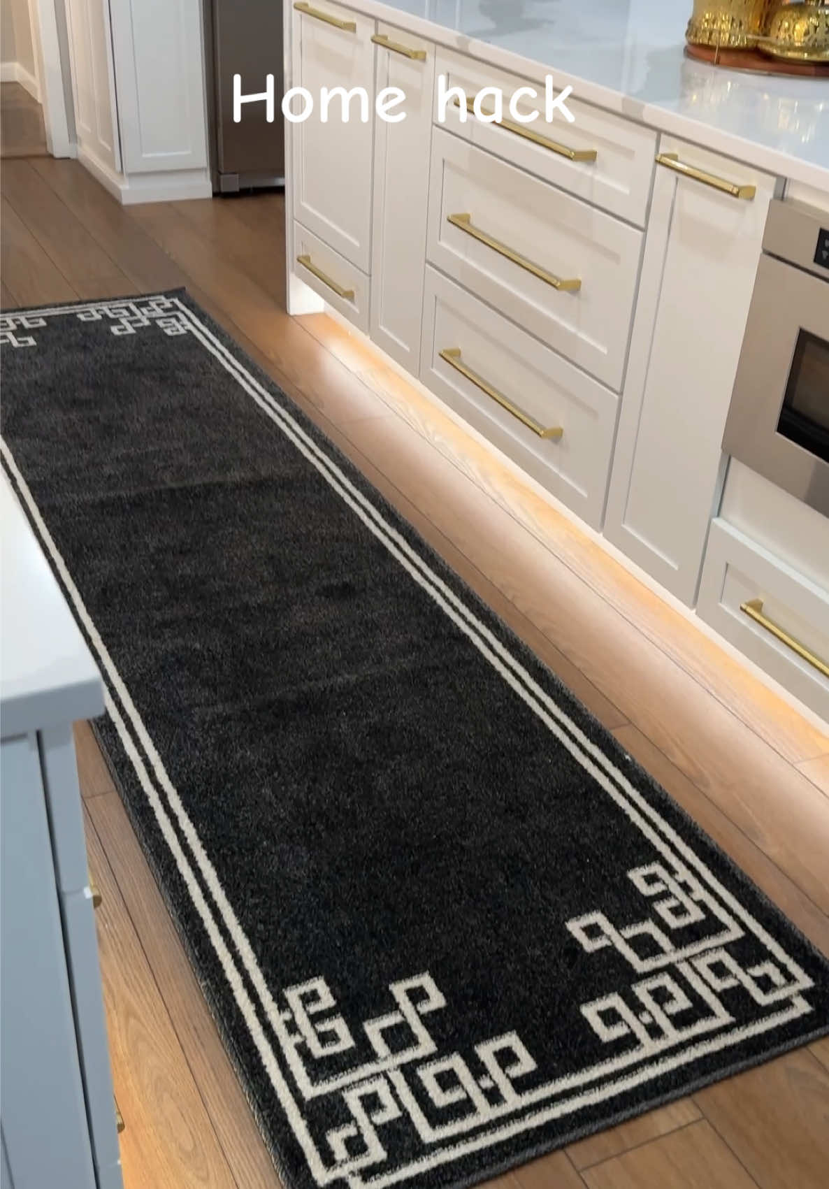 To stop your rugs from slipping, sliding and curling, use these grippers to secure them in place.  You can find them in my LTK in my profile 👆🏾 #ruggripper #homehackideas #amazonfinds2025 #diyhomedecorideas #kitchenstyling #kitchenrunner #safetytip #carpetgrippers 