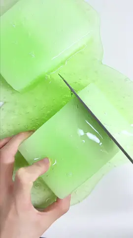Immersive cutting of two pieces of green sponge #asmr #Immersive #sleep #Voice #Decompression #Obsessive #slimeslime #slime #cutting 