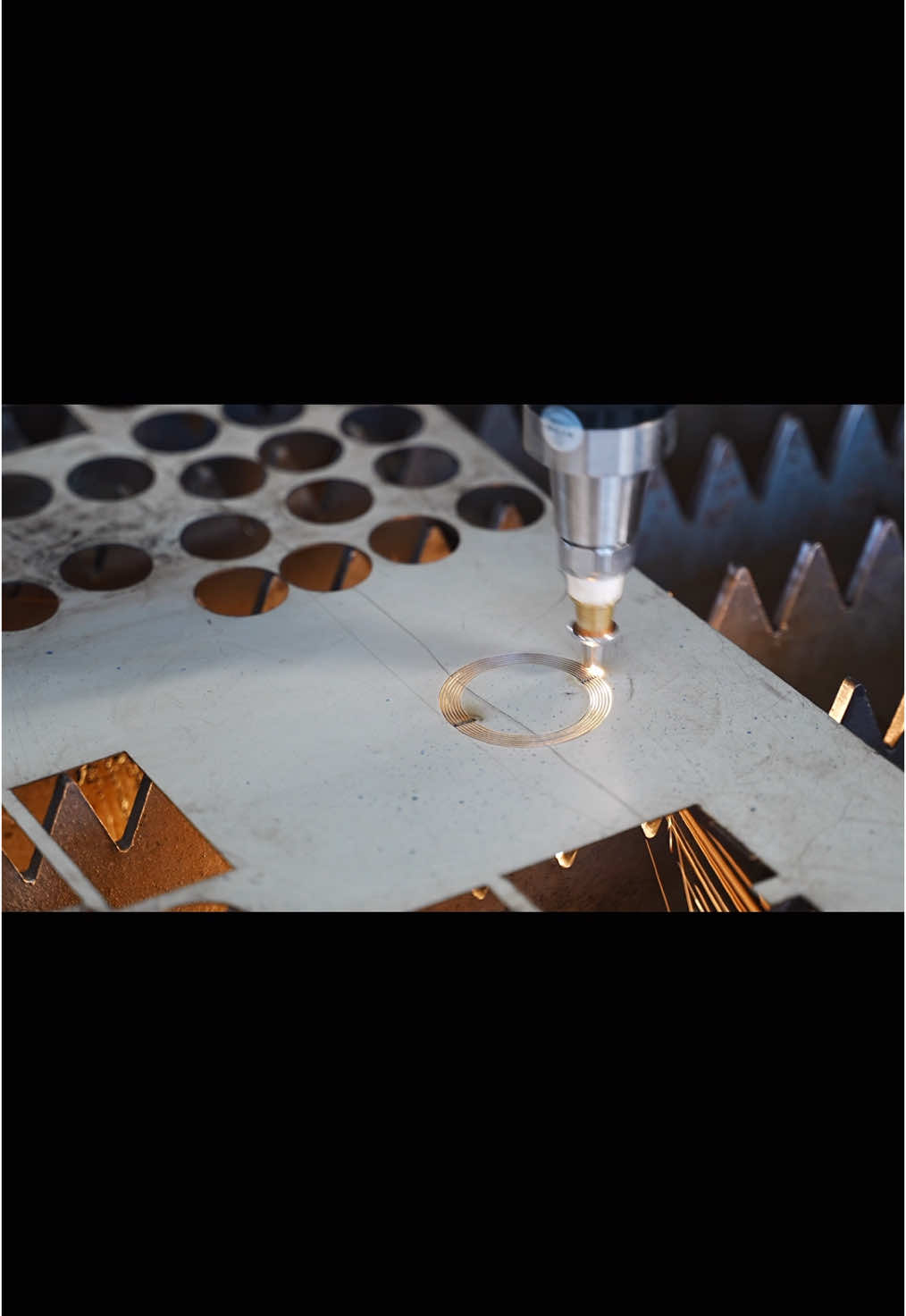 A machine that combines speed and precision, what do you want to cut with it? #foryou #fiberlasercuttingmachine #laser #lasercutting #fyp #metalcutting #cut #metalwork #metalworking #factory #manufacturer #fabrication #sheetmetal #cuttingmachine #trend #machine 