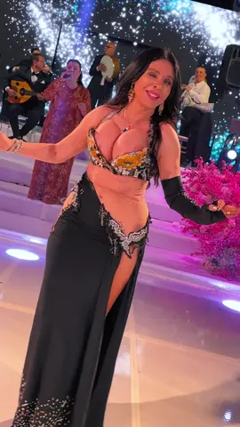 من نظرة واحدة جبتى رجلى لحد عندك 💃🫦 #دينا | #dina  #capcuttutorial #trendingsong #tiktokchallengefr #dancersoftiktok #bellydancetiktok #sverige #foryourpages #foryoupag #explore #اكسبلور_تيك_توك #musica #capcut #dancing #fypsounds #ypfッ