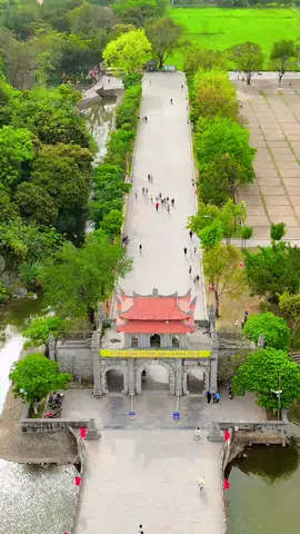 Đứng giữ đất trời Cố đô, nghe hồn thiêng sông núi thì thầm. Ninh Bình quê mình đẹp lắm các bạn ạ.  Nhớ ghé Đền Vua Đinh ,Vua Lê để ta được chiêm ngưỡng được những dấu vết của vương triều cố đô Hoa Lư xưa - Niềm tự hào của nhà nước phong kiến tập quyền đầu tiên sau nghìn năm bắc thuộc. #dulichninhbinh #denvuadinhvuale #khamphavietnam #ninhbinh #dulich