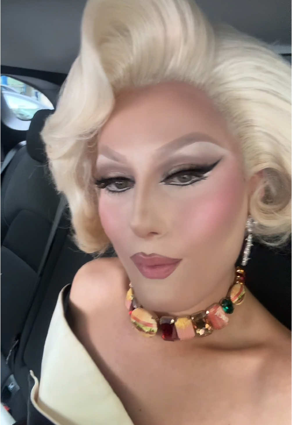 Gentle knees for the boys with big D-s #queenthoughts #lefilip 