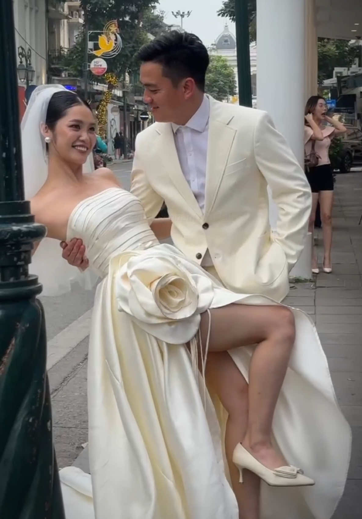 “Anh à, trong thế giới đầy những vội vã và ồn ào, em luôn trân trọng những khoảnh khắc tĩnh lặng khi nghĩ về anh – người đàn ông mà em dành nhiều hơn cả sự yêu thương, đó là niềm tin và sự ngưỡng mộ. Em không cần tình yêu phải rực rỡ hay ồn ào, em chỉ cần tình yêu đủ tinh tế để được vun đắp mỗi ngày bằng sự chân thành và thấu hiểu. Anh là lựa chọn dịu dàng nhất của trái tim em – không phải vì anh hoàn hảo, mà vì bên anh, em được là chính mình một cách trọn vẹn và bình yên” ❤️ #thikingofyou #yeu #tinhyeu #damcuoi #bridal #Love #lovestory #nongthuyhang #CapCut 