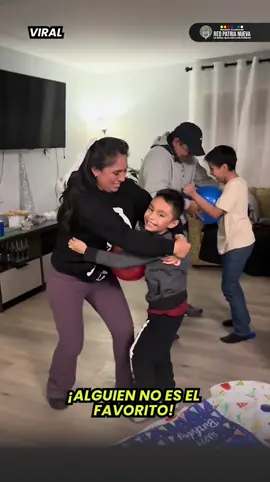 🚨🔴 Madre se vuelve viral por zarandear a su hijo para reventar globo en juego familiar Una madre se convirtió en la sensación de las redes después de que un video la mostrara sacudiendo a su hijo para hacer estallar un globo en un juego de fiesta familiar. #MadreDelAño #JuegosFamiliares #viralvideos #humor #baile #fiesta #redpatrianueva