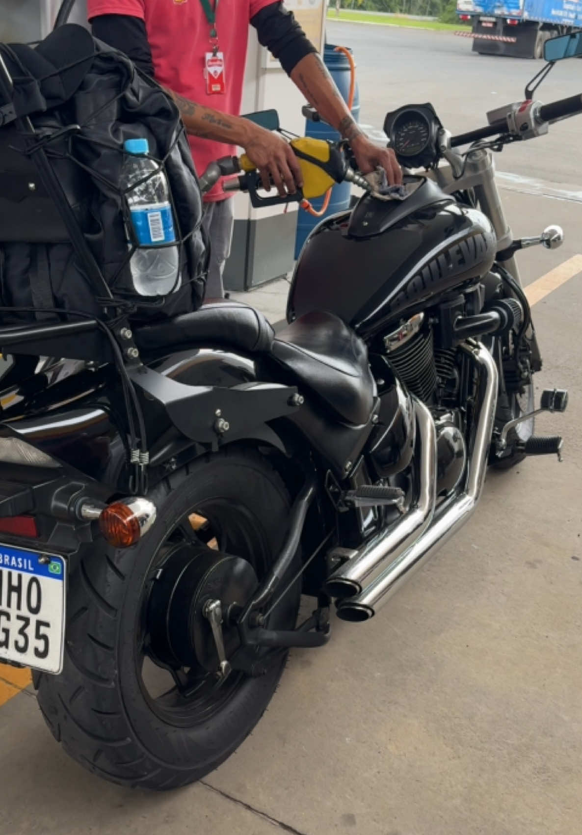 Eu fico muito lisonjeado quando paro em alguns lugares e o pessoal pede pra tirar foto da moto. E eu deixo até subir e acelerar se quiser. Eu já fui esta pessoa um dia. #suzukiboulevard #moto #motocustom #fyp 