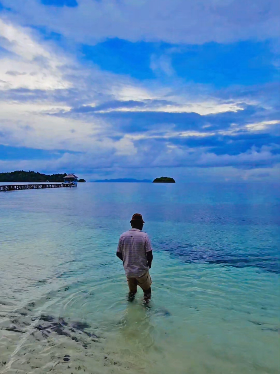 This is the atmosphere in front of where I lived during my stay in Togean Islands National Park located in Kadidiri Island, which is the main island. The best thing that ever happened in my life, right? Ini adalah suasana di depan yang aku tinggal selama di Taman Nasional Kepulauan Togean yang berlokasi di Pulau Kadidiri, yang merupakan pulau utamanya.  Hal terbaik yang pernah terjadi dalam hidupku, bukan begitu? 📸@johnsantosa #kadidiri #kadidiriparadise #kadidiriisland #togean #togeanisland #togeanislands #togeannationalpark