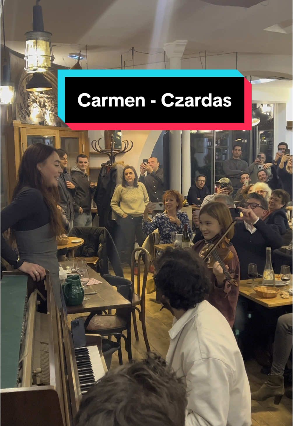 She asked for Carmen but no one in the restaurant expected what would happen… 😂 Watch what the little boy will do at the end 😱🎻 With @Sone 