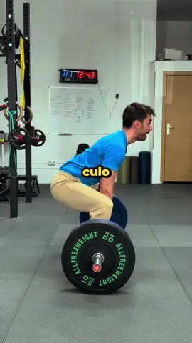 Cómo hacer un Peso Muerto Sumo PERFESTO Algunas consideraciones, porque hay otros aspectos que se podrian matizar: - Agarre mixto o convencional de la barra, utilizacion de Straps... - Posicional de las rodillas con respecto los pies... - Empeoramiento de la tecnica con la fatiga... Digo “perfecto” simolemente por darle dinamismo al video. Si no cumple con tus estándares, no te alteres, que no vamos a competir en Powerlifting. Si aun así te alteras y tienes que apagar tu fuego interno comentando.. enhorabuena, formas de ese grupo de ardidos que le dan alcance e interacciones a mi video👌 #masamuscular #entrenadorpersonal #gimnasio #tipsentrenamiento #hipertrofia