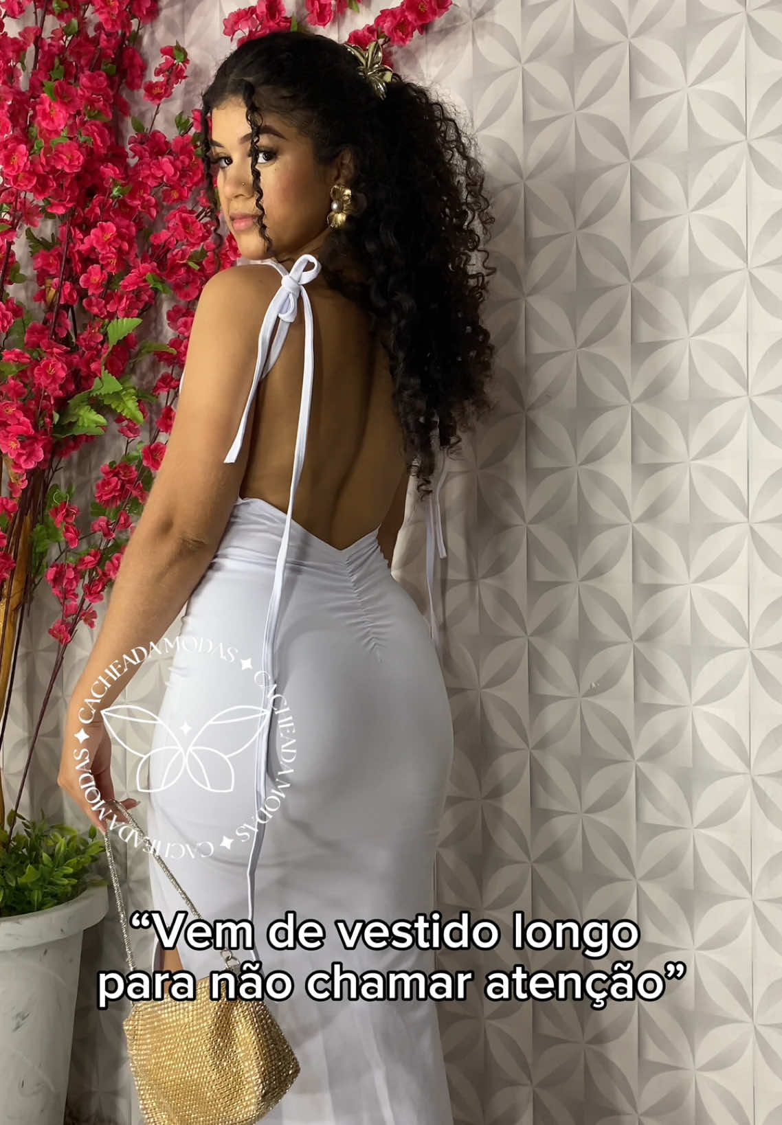 O Vestido Jade chegou no branco e tá simplesmente um ESCÂNDALO de lindo! ✨ Modelagem que valoriza o corpo ✨ Costas abertas com amarração ✨ Fenda lateral poderosa Ideal pra quem gosta de causar por onde passa! Tamanhos P e M Só R$65,00! (sério!) Garanta o seu e arrase no look! Chama no direct ou comenta aqui que a gente te atende! #CacheadaModas #VestidoBranco #LookPerfeito #ModaFeminina #EstiloQueEncanta