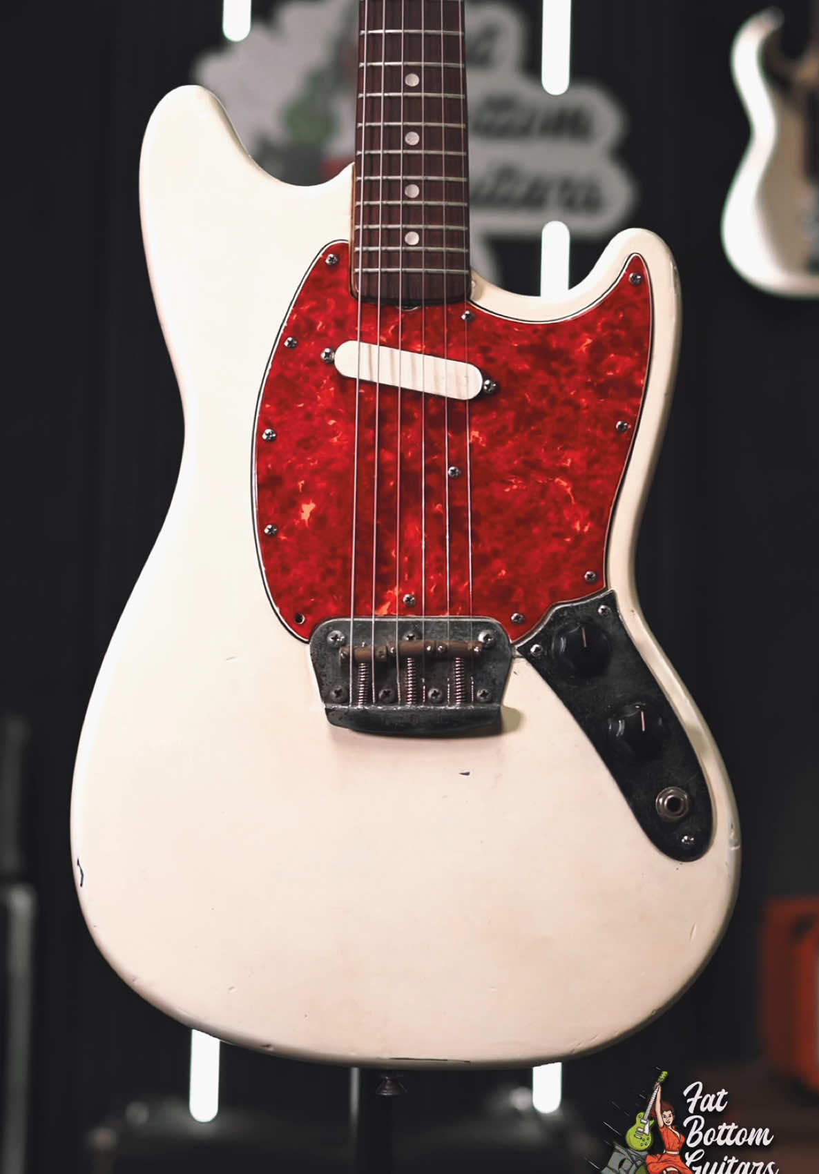 So simple, so sweet. Fresh in stock, we’re proud to present this 1965 Fender Musicmaster II in Olympic White. Shop now 🎸 fatbottomguitars.com #fender #guitar #guitartok #fyp