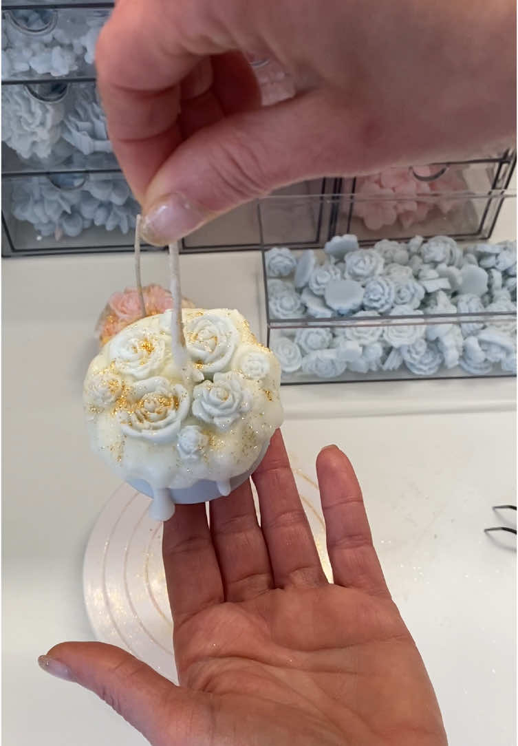 Diese handgefertigte Desserkerze, aus reinem Sojawachs, mit cremiger Wachssahne und mit Rosen aus Wachs ist ein besonderes Highlight ☺️✨  Link in Bio #sojawachs #kerze #geschenkidee #candlemaker #dekoration #fyp #handmadegiftsforher #füreuch #etsyseller #giftideas #candlelight #geschenk #kerzenliebe #dekokerzen #gift 