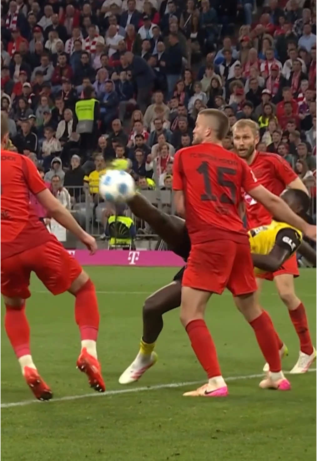 Cette action de Serhou Guirassy face au Bayer Munich est légendaire 🤩⚽️🇬🇳❤️ #guinee🇬🇳🇬🇳 #sylinationaldeguinnee🇬🇳 #guineenne224🇬🇳 