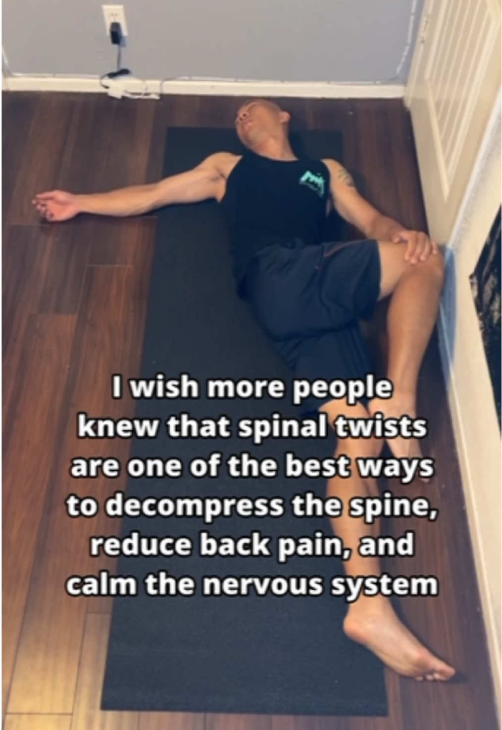 Spinal twists are hands down THE BEST!! I absolutely love them and include them in pretty much every yoga class I teach, here's why ⬇ • Twisting encourages fluid movement in between your spinal discs, promoting pliability, and reducing stiffness & back pain. • Twisting stimulates the vagus nerve, which activates the parasympathetic nervous system - this reduces stress, and promotes calm & relaxation. Give it a try! I'd say comment how you feel, but you'll probably be too relaxed to grab your phone and reply 😂 #spinaltwist #yoga #backpain #backpainrelief #restorativeyoga #yogaforbeginners #gentleyoga #vagusnerve