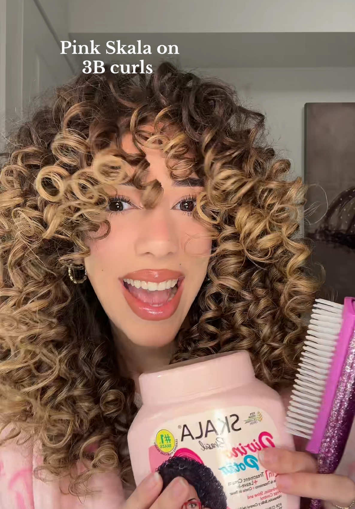 Skala+brush styling>>💕🌸 #HairHacks #fyp #curlyhairroutine #hairtok #haircare #curltutorial #blonde #curlygirlmethod #brunette #curlygirl #curls #curlcream #curltok #healthycurls #hairstyle #relatable #definingcurls #hydratinghaircare #skala #skalacurls 