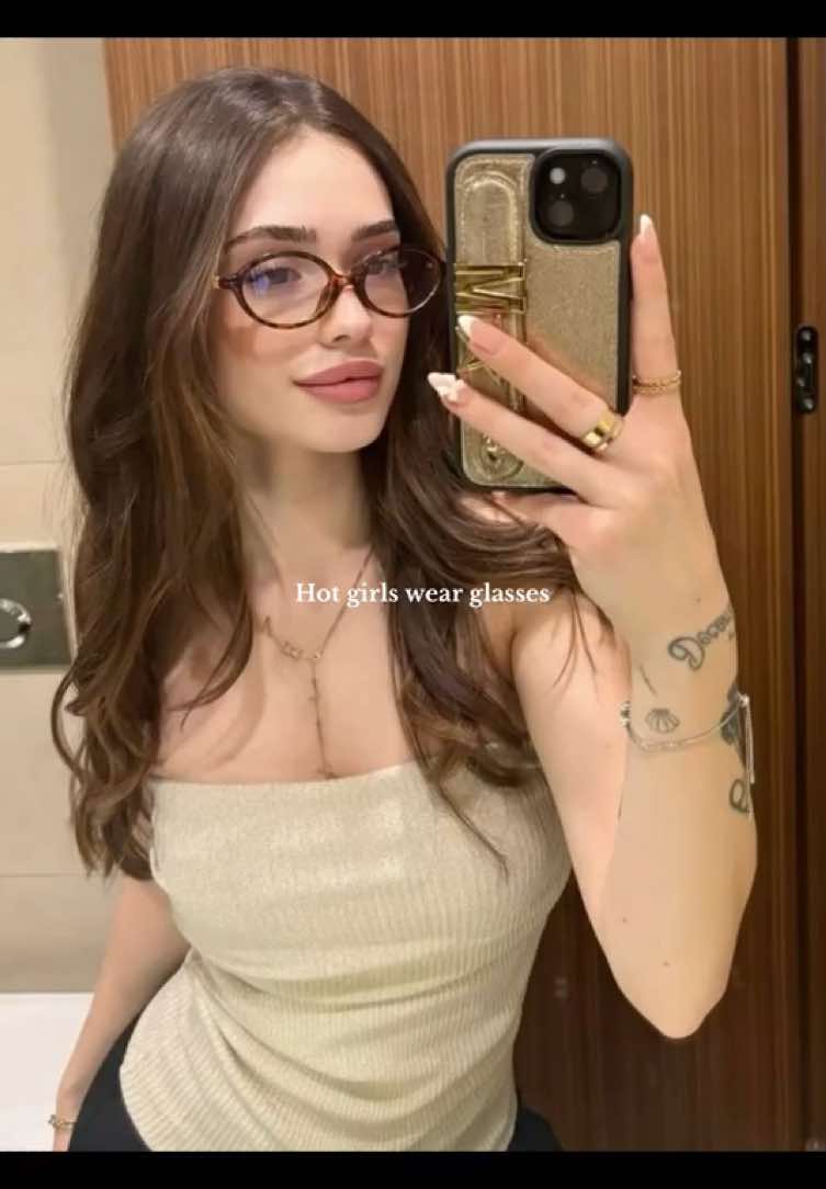 🤌🏻 #fyp #viralv #glassesgirl #glasses #foryoupage #luxur #girlies #fouryou #fypシ゚ #girlwithglasses #loveglasses 