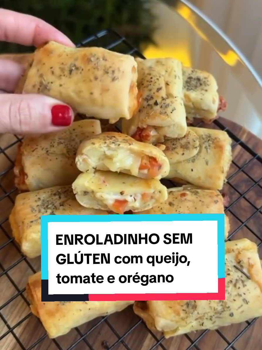 #Repost @nutrilarissazutter  —— Receita na legenda 🍅 🌿 ENROLADINHO SEM GLÚTEN de queijo, tomate e orégano  Uma massa super prática e versátil feita com apenas 5 ingredientes:  INGREDIENTES: - 1 xícara de batata doce cozida e amassada - 1 colher (sopa) de azeite de oliva - 1 ovo - 1 colher (chá) de sal - 1 e ¼ xícara ou até dar ponto de mix de farinhas sem glúten - Recheio de sua preferência (usei queijo, tomate e orégano) FINALIZAÇÃO:  gema de ovo e orégano MODO DE PREPARO: Em um recipiente misture a batata, o azeite, o ovo e o sal. Acrescente o mix de farinhas até obter ponto de desgrudar das mãos. Abra a massa com o rolo, recheie, enrole e corte como mostro no vídeo. Finalize com gema de ovo e orégano. Asse em forno preaquecido a 200 graus por cerca de 30 minutos. Rendimento: 14 unidades. #marmita #marmitasaudável #marmitafit #legumes #receitasaudavel #receitafacil #fit #saudavel #dieta #alimentacaosaudavel #reeducacaoalimentar #saudenoprato #rotinasaudavel #lanchesaudavel #receitasaudavel 