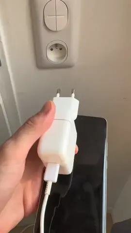 test life hack chargeur téléphone en hauteur @Monsieur Astuces 