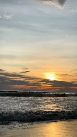 Senja memang lh indah,tpi dri snja lh kta bsa bljr bahwa yg indah hnya dtng sekali,