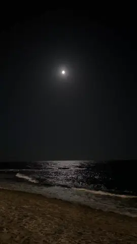 الي عشق ضي القمر ، ما تجذبه لمعة نجم .🌊🤍#قمر و بحر #شعر #تصويري #جده #قمر_العشق 