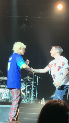 ONE OK ROCK - Wherever We Are Taka chama 3 fãs no palco Detox Tour In Brazil no Espaço Unimed 13/04/2025 @ONE OK ROCK #oneokrock #japao #japan #rock #music #loveit #loverock #fã #dvd #detox #loveyou #10969 #oorbrasil #日本 #tour2025 #whereverweare #3fas 
