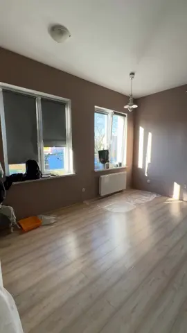 Hy що, welcome в мій маленький офісний світ, який починався... з фарби в волоссі, пилу в носі і меблів 