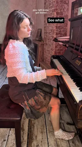 literally on the edge of my stool with concentration aha #thexx #piano #islands #singersongwriter #musician #coversong #creative #altpop 