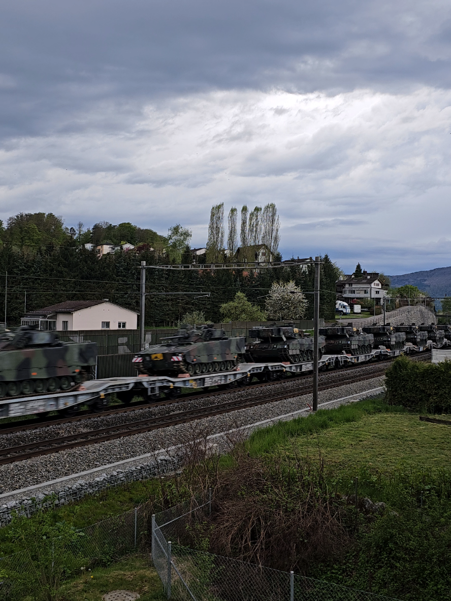 SWISS ARMY ON THE WAY 🇨🇭 #Swiss #Army #Military #swissarmy #Tanks #train #zug 