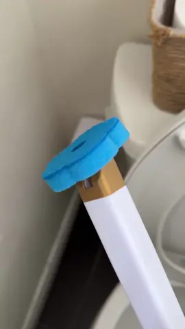 If you hate scrubbing the toilet or dealing with nasty brushes, this is for you. These disposable toilet cleaners let you clean without touching anything gross — scrub, drop, and flush. No mess, no smell, no buildup. #howtocleantoilet #toilethack #bathroomcleaninghack #disposabletoiletcleaner #tiktokmademebuyit #fyp #cleanhomehack #bathroommusthaves #satisfyingcleaning #CleanTok 