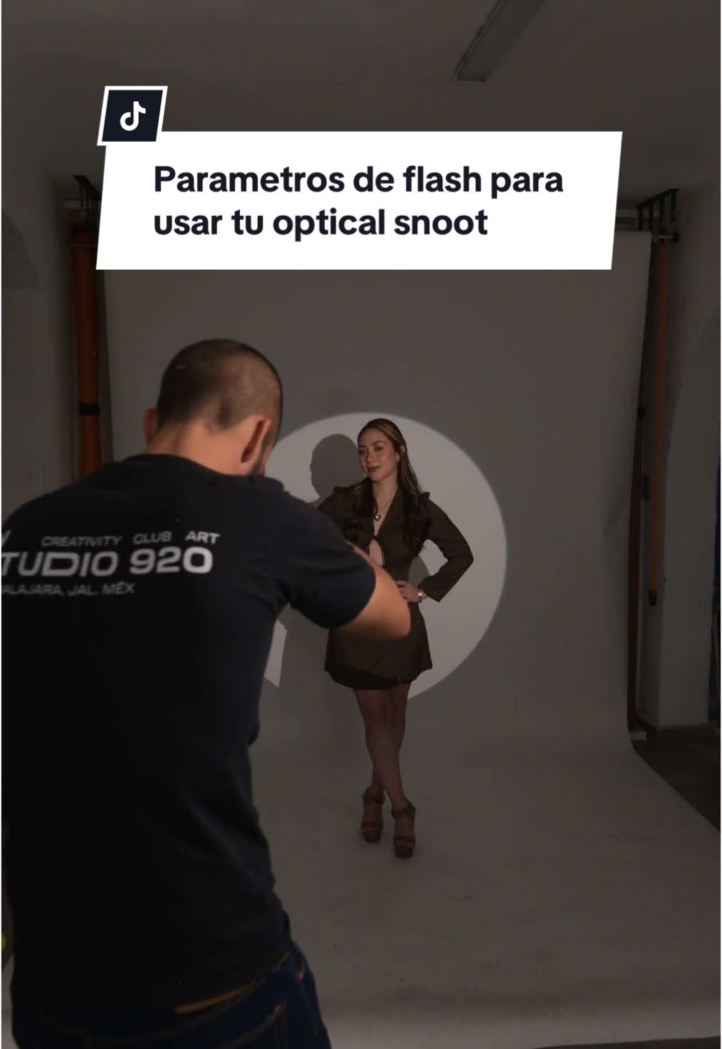 Vas a utilizar un optical snoot en tu sesión fotográfica en estudio pero ¿no sabes qué parámetros poner?  Aquí te explico el paso a paso de qué parámetros poner para tu siguiente sesión en estudio.