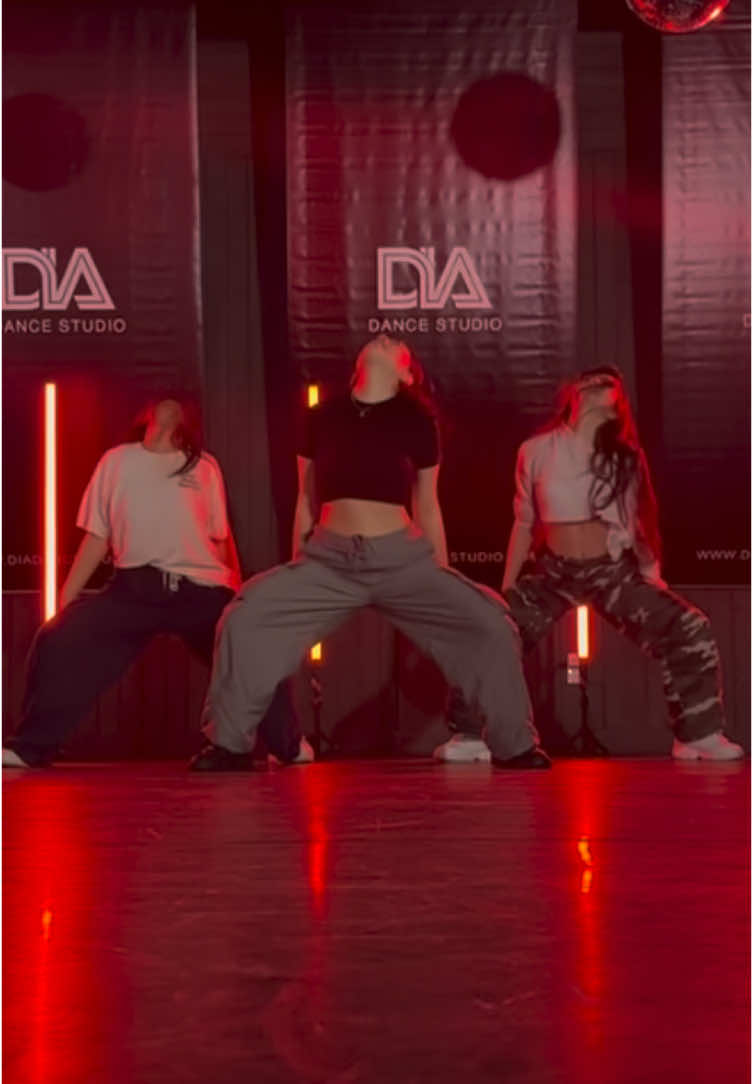 the DIA CREW ladies are HOT 🥵🔥@LE SSERAFIM #lesserafim #hot #kpop #kpopfyp #kpopdance #dance #kpopcover 