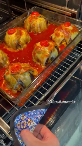 Merhabalar 💐 Kıymalı zade kebab içindekiler 6 kişilik  📝400 gr orta yağlı kıyma  1 tane kuru soğan  2 tane yeşilbiber  1 tane kırmızı kapya biber  2 tane domates  4 diş sarımsak  1 yemek domates salçası Beş yemek kaşığı zeytin yağı  1,5 tatlı kaşığı tuz  1 tatlı kaşığı kırmızı biber  1 tatlı kaşığı karabiber  1  tatlı kaşığı kimyon  4 tane iri boy patlıcan  4 tane orta boy patates  Üzerine kaşar peyniri  📝Sosu için : Bir yemek kaşığı domates salçası  Bir su bardağı sıcak su  Bir çay kaşığı tuz  ♨️Hazırlanışı : Patlıcanları alacalı soyalım uzun şeritlere keselim tuzlu suyun içinde iki 3 dakika bekletelim daha sonra yıkayalım kurulayalım fırın tepsisine dizelim üzerine biraz tuz Serpelim zeytin yağıyla her tarafını yağlayalım 230 dereceli fırına kızarmaya bırakalım hafif kızarınca fırından çıkaralım kıymasını hazırlayalım  Tavayı ocağa alalım içine zeytinyağını  ekleyelim üzerine kıymayı ekleyelim kaşıkla karıştıra karıştıra kıymayı ezelim kapağı kapalı 5 dakika kıymayı sote leyelim daha sonra üzerine ince doğradığımız soganı biberi sarımsağı ilave edelim karıştıralım 4 dakika sote leyelim daha sonra üzerine ince doğradığımız domatesi salçayı baharatını tuzunu ekleyelim karıştıralım kısık ateşte 10 dakika pişirelim daha sonra Ocaktan alalım patatesleri küp küp doğrayalım kızgın ya da kızartalım şimdi yapım aşamasına geçelim geniş agizli servis kapımızın içine patlıcanları yerleştirelim üzerine kıyma ekleyelim kaç kaşıkla biraz bastıralım üzerine biraz patates ekleyelim isteğe bağlı bir parça kaşar peyniri ekleyelim kenarlarını içe doğru basarak kapatalım borcama ters çevirelim bütün işlem bittikten sonra üzerlerine kaşar peyniri ekleyelim sosu içinde salça su tuz hepsini karıştıralım borcama ekleyelim önceden ısıtılmış 200 dereceli fırına pişmeye verelim üzerleri kızarınca fırından çıkaralım isteğe bağlı patates  patates püresi ya da pilavla servis yapabilirsiniz çok lezzetli bir ana yemek şimdiden afiyet olsun.#sebzelitarifler #yemektarifleri #food #asmr #anayemekler #kıymalıyemekler #etliyemekler 