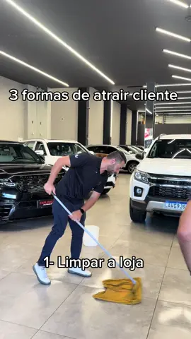 O segredo pra atrair cliente? Não é anúncio nem promoção... é só começar a lavar a loja, comer ou fechar as portas! #humor #loja #lojadecarro #carlinhosmultimarcas 
