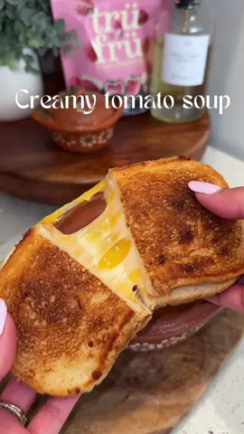 Creamy tomato soup to start, TruFru to finish—simple indulgence 😋. @Trü Frü #trufrupartner #creamytomatosoup#grilledcheese#recetas#comida#recetasmexicanas#comidamexicana#mexicana#mexicantiktok#foryoupage#fyp#parati#cocinando#antojos#creatorsearchinsights#trending#viral