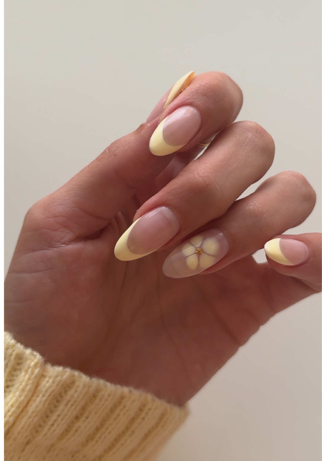 I’m obsessed 🌼🌼🌼 #springnails #yellownails #nailinspo 