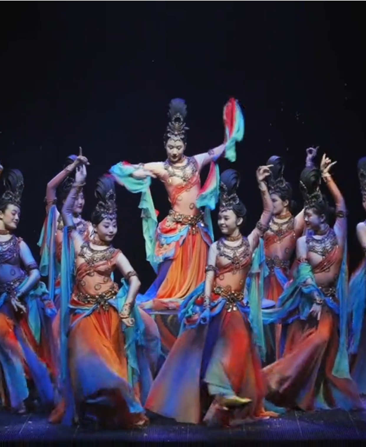 《西安千古情- Tây An Thiên Cổ Tình》 “霓裳一曲千峰上，舞罢千门万户开.” Một khúc Nghê Thường vang tận đỉnh non ngàn, Múa xong muôn cửa vạn nhà mở rộ ánh vàng. Cre: 抖音- 西安千古情景区 #国画 #múacổtrangtrungquốc #国风 #china #múacổtrang #cophong #trungquoc #舞剧 #xuhuong 