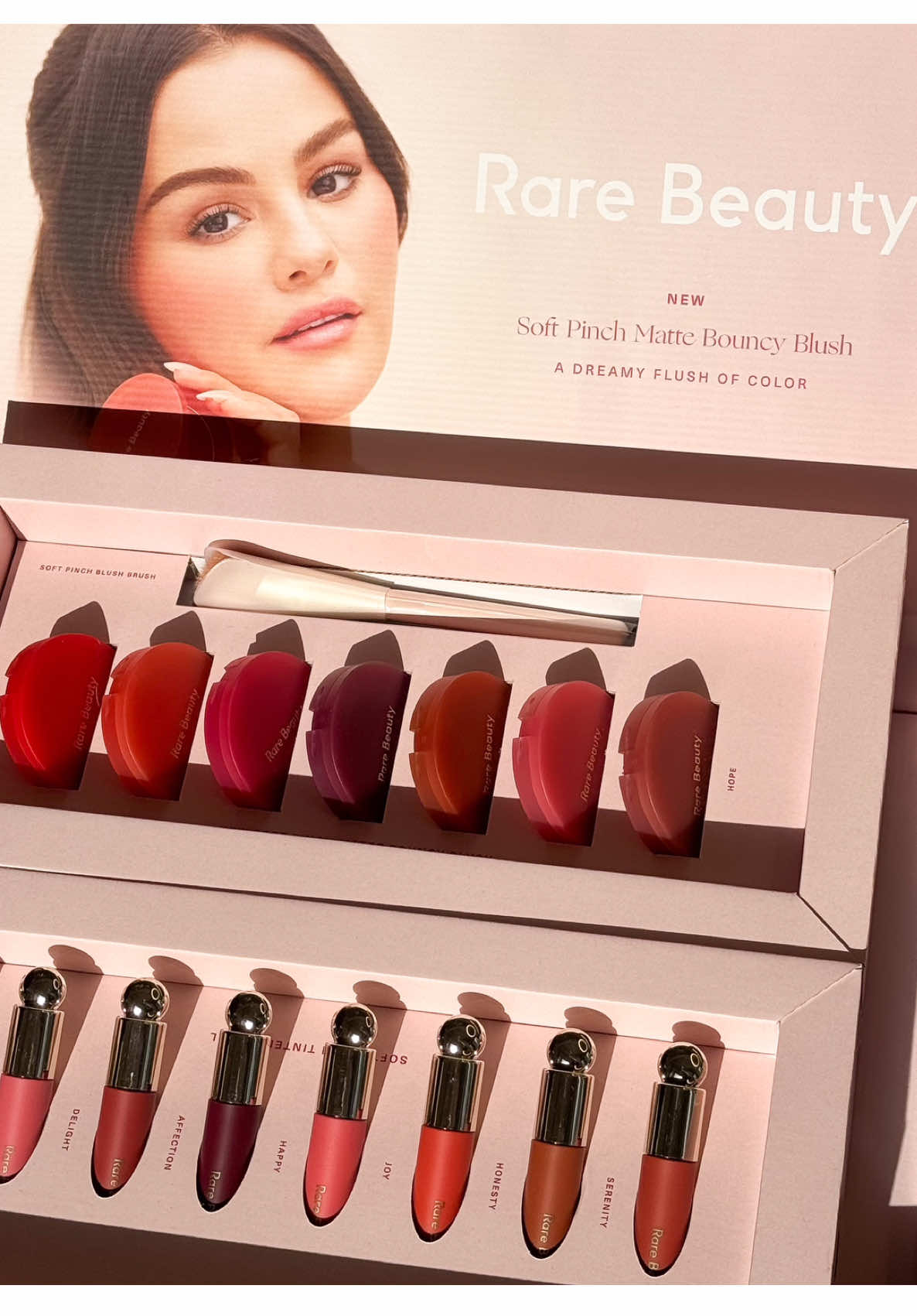 JUST DROPPED! Soft Pinch Bouncy Blush & Lip Oil Collector’s Set available now only on rarebeauty.com  Includes: 💗Soft Pinch Matte Bouncy Blush (all 7 shades) ✨ Soft Pinch Tinted Lip Oil (all 8 shades) #rarebeauty #softpinch #bouncyblush #lipoil #newrarebeautyblush #rarebeautybludh