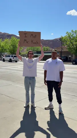Met this random guy in Moab? Ever seen him? 🤪#moab #dudewithsign #jeepwrangler #easterjeepsafari 