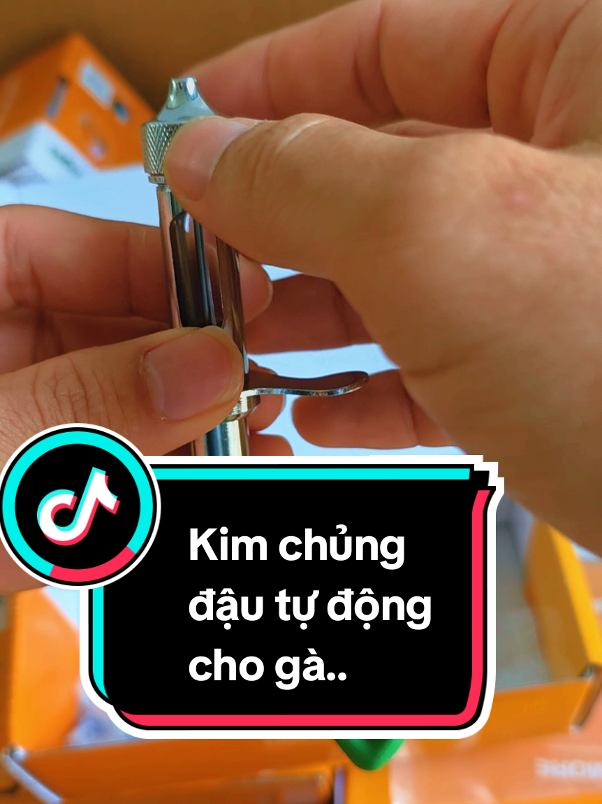 Xilanh chủng đậu cho gà 1 kim.  Rút ngắn thời gian chủng ngừa cho gà. Tránh đỗ va.xin trong thời gian làm.#thuynguyenphat #nguyenphatthuy #cuahangthuocthuynguyenphat #cuahangthuynguyenphat 