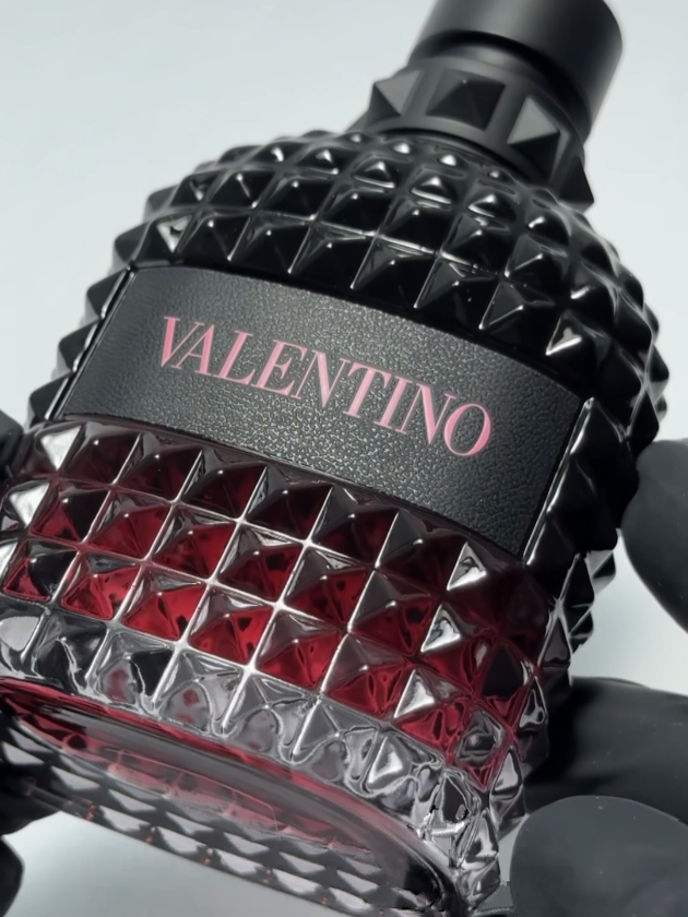 Así huele Valentino Born in Roma Intense. #borninromaintense #valentinoborninroma #borninromavalentino #fraganciasfiord #perfumetiktok 