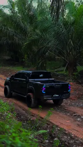 hitam🖤  #bintulustyle #hilux #rgblights #cinematic #masukberanda #xybca 