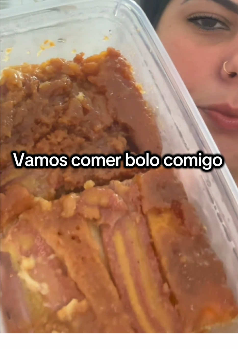 Comendo comigo #comendo #comendobolo #bolodebanana  Gente eu amo ver videos de pessoas comendo, acho que vou começar postar também 🥰 Esse bolo ta um espetáculo 🤤